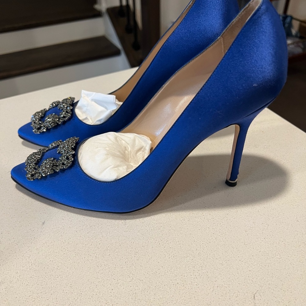 Manolo Blahnik Hangisi Satin Pumps